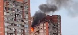 JEZIV POŽAR NA NOVOM BEOGRADU Vatra „progutala“ stan u soliteru, plamen izbijao kroz prozore (VIDEO)