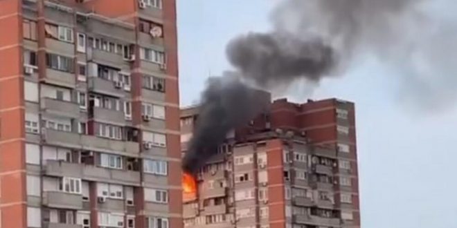JEZIV POŽAR NA NOVOM BEOGRADU Vatra „progutala“ stan u soliteru, plamen izbijao kroz prozore (VIDEO)