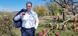 PREDSEDNIK SE UZ RUŽE OBRATIO DAMAMA: One su te koje vole, poštuju i brinu! (FOTO)