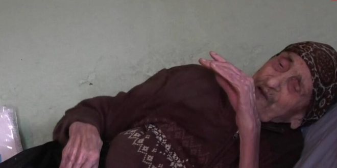 Baka Đurđa (113) najstarija Srpkinja živi u bedi nedostojnoj čoveka! Počela je da se menja koža. Kosa joj je bila bela, sada je crna. Izrasla su joj četiri nova zuba (VIDEO)