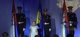 CELA SRBIJA PLAČE! Mala Marija Nagraisalović (8) poslala jaku poruku svetu –  u beloj haljini pevala pesmu „Ne dam“ (VIDEO)