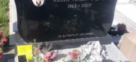 Ovo je Ninov grob koji niko od porodice ne obilazi, preminuo je od perforacije pankreasa, izazvane alkoholizmom. Spomenik podigao njegov daidža a ne porodica.