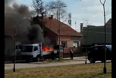 Požar na novosadskoj Klisi! Gori kamion ispred stambenih kuća: (FOTO)(VIDEO). Zapaljeno i nekoliko kombija u Novom Sadu