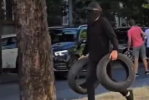 BLOKADERI TERORISTI PRAVE HAOS PO ZEMUNU: Ti ljudi su odlučili da zaustave ceo grad. Izlupali auto