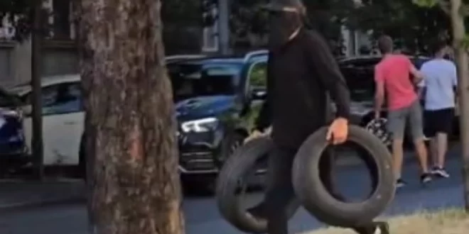 BLOKADERI TERORISTI PRAVE HAOS PO ZEMUNU: Ti ljudi su odlučili da zaustave ceo grad. Izlupali auto