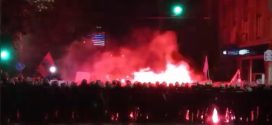Intervencija MUP posle bacanja topovskih udara na policiju: Kordoni potiskuju demonstrante, hapšenja su u toku