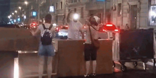 <strong>Blokaderi prosipaju beton po bulevaru</strong> „ZEBRA REVOLUCIONARI“ SE NE ZAUSTAVLJAJU! Seli na prugu Beograd-Bar kod Lazarevca: