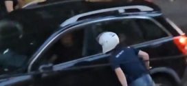 BLOKADER – TERORISTA PLJUJE ČOVEKA KOJI HOĆE DA PROĐE JER VOZI POVREĐENO DETE!