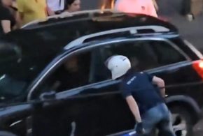 BLOKADER – TERORISTA PLJUJE ČOVEKA KOJI HOĆE DA PROĐE JER VOZI POVREĐENO DETE!