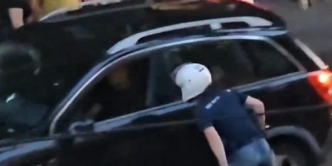 BLOKADER – TERORISTA PLJUJE ČOVEKA KOJI HOĆE DA PROĐE JER VOZI POVREĐENO DETE!