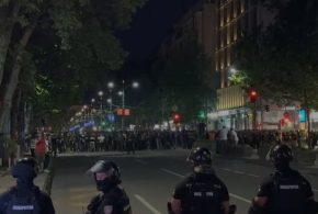 Blokaderi koji su se okupili krenuli su u frontalni napad na policiju. Komentar na istoj objavi koji glasi „J*bite im nanu naninu“.