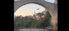 Strani turista skočio sa Starog mosta u Neretvu, zamalo stradao, a onda dobio i batine od Mostaraca