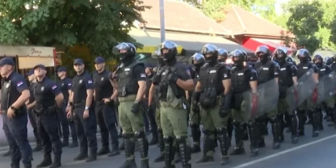 Reka ljudi kreće se ka tržnom centru Ušće: Incidenti na blokadama u Beogradu i Novom Sadu, građani ne odustaju od barikada