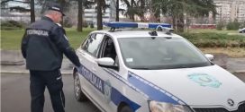Teška saobraćajna nezgoda u Zemunu: Pešak zaglavljen pod automobilom, čekaju se vatrogasci