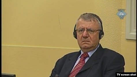 Da, Šešelj jeste debeo, mada sam mislio da vi eurofanatici ne prozivate ljude zbog fizičkog izgleda. Ali Šešelj je još nešto: