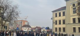 Užas i licemerje u Užicu: Blokaderski skup „pukao“ uz kolo i bakljadu – gde je tuga za žrtvama?!